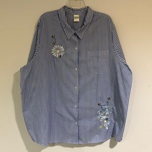 Blair 3/4 sleeve button down shirt, blue stripes with 🐝&🌼 decals, women’s 3XL